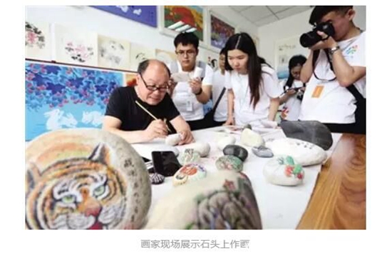 三秦学生记者体验植保无人机如何助推现代农业 (2).jpg